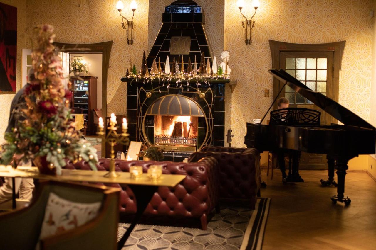 Villa Ammende Restaurant And Hotel Pärnu Exterior foto The fireplace in the lobby